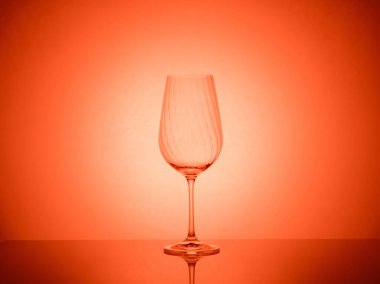 Canlandırıcı jel filtreleri ve yaratıcı ışıklandırmalarla dolu göz kamaştırıcı bir cam sunum, bir dizi renk ve yansıma ile büyüleyici ve sanatsal bir fotoğraf gösterimiyle sonuçlanır..