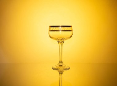 Dinamik renkli ışıklandırma efektlerinin ışıltısını yakalayan, büyüleyici ve büyüleyici bir görsel ekran üreten camdan yapılmış sanatsal bir düzenleme..