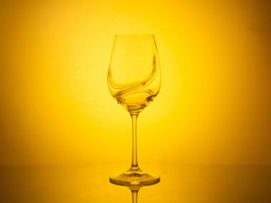 Çok güzel bir ışık yayan arkaplan, cam eşyasına bir zarafet katar. Yaratıcı ve benzersiz bileşimiyle gözleri çeken çarpıcı ve sanatsal bir fotoğraf yaratır..