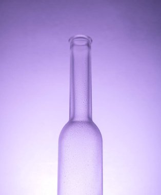 Büyüleyici bir cam süsleme, nazik arka plan ışıklarıyla aydınlatılmış büyüleyici bir helyum filtresi efekti sergiliyor ve büyüleyici ve huzurlu bir ortam yaratıyor..