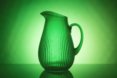 Yumuşak arka planda büyüleyici bir helyum filtresi efektiyle parıldayan zarif camdan yapılmış büyüleyici bir görüntü büyüleyici ve büyüleyici bir atmosfer yaratıyor..