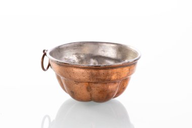 Retro bakır çay fincanı, şık bir çay sunumu için zamansız bir parça, temiz beyaz bir arkaplanda izole edilmiş, herhangi bir çay ile ilgili tasarım konseptine zarafet katıyor..