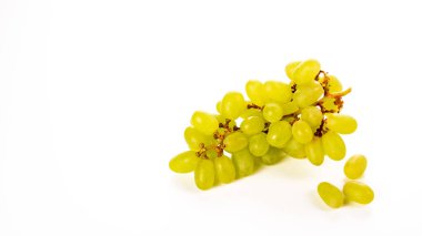 Beyaz arka planda bir demet olgun yeşil üzüm..