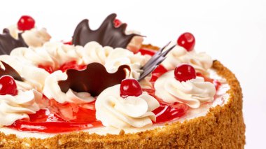 Kremalı ve yaban mersinli güzel pasta..