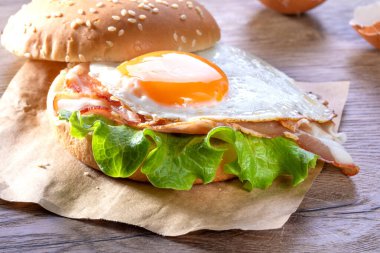 Yeşilli hamburger, jambon ve sahanda yumurta..