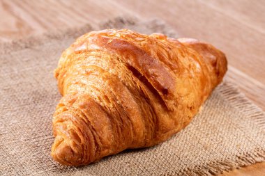 Mutfak masasında kruvasan, üst manzara, yakın çekim..