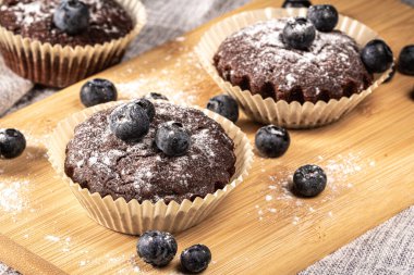 Mutfak masasında yabanmersinli kek, üst manzara, aşırı yakın çekim..