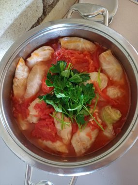 Metal bir tencerede sergilenen lezzetli ve renkli sebze dolması geleneksel Ukrayna mutfağının özünü yakalıyor. Lezzetli ve sağlıklı bir yemek..