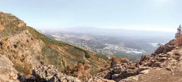 北イスラエルのキリヤト シェモナ市近くのフラバレーに隣接する山からのパノラマビュー — ストック写真