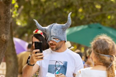 Kudüs, İsrail, 24 Eylül 2022: Bir festival katılımcısı, İsrail 'in Kudüs kentindeki Ein Yael Müzesi' ndeki Kudüs Şövalyeleri 'nde boynuzlu bir DIY maskesini deniyor