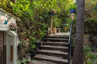 Nahariya, İsrail, 21 Ekim 2022: Bahçe Almona koleksiyonunda, batan güneşin ışınlarında, İsrail 'in kuzeyindeki Julis Druze köyünde dekoratif olarak dekore edilmiş park