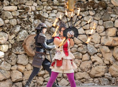 Samuray kılığındaki sanatçılar Kudüs 'teki Ein Yael Müzesi' ndeki Kudüs Şövalyeleri Festivali 'nde bir gösteri yaptılar.