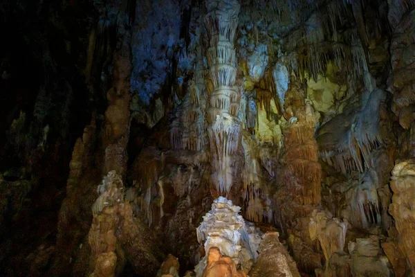 이스라엘 북부살람 동굴에 자연의 형태의 종유석 — 스톡 사진