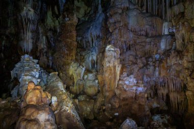 Doğanın ihtişamı. İsrail 'in kuzeyindeki Semender Mağarası' nda sarkıtların ve dikitlerin tuhaf biçimleri.