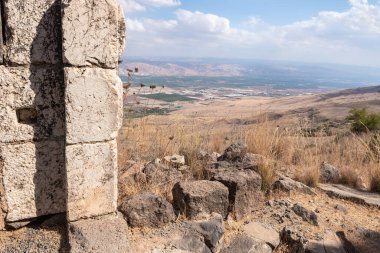 Dış duvarların kalıntıları, İsrail 'deki Ürdün Vadisi' nin yukarısındaki bir tepenin üzerindeki Belvoir Kalesi 'nin kalıntıları.