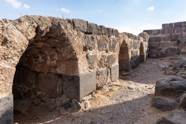 Dış duvarların kalıntıları, İsrail 'deki Ürdün Vadisi' nin yukarısındaki bir tepenin üzerindeki Belvoir Kalesi 'nin kalıntıları.