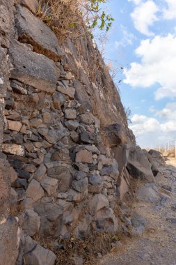 Dış duvarların kalıntıları, İsrail 'deki Ürdün Vadisi' nin yukarısındaki bir tepenin üzerindeki Belvoir Kalesi 'nin kalıntıları.