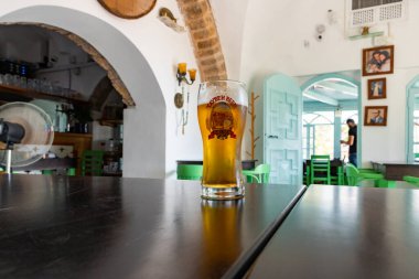 Tel Aviv-Yafo, İsrail, 01 Kasım 2022: İsrail 'in Tel Aviv kentindeki Yafo şehrindeki bir tavernada bir bardak Taibe birası duruyor.