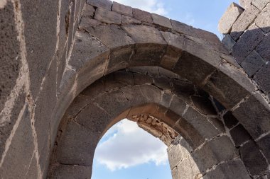 Dış duvarların kalıntıları, İsrail 'deki Ürdün Vadisi' nin yukarısındaki bir tepenin üzerindeki Belvoir Kalesi 'nin kalıntıları.