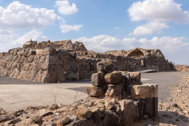 Dış duvarların kalıntıları, İsrail 'deki Ürdün Vadisi' nin yukarısındaki bir tepenin üzerindeki Belvoir Kalesi 'nin kalıntıları.