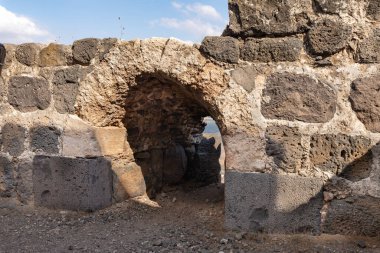 Dış duvarların kalıntıları, İsrail 'deki Ürdün Vadisi' nin yukarısındaki bir tepenin üzerindeki Belvoir Kalesi 'nin kalıntıları.