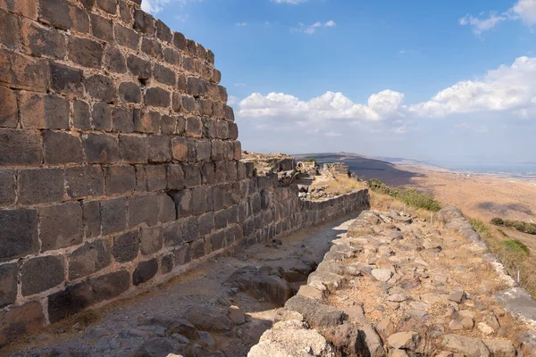 Dış duvarların kalıntıları, İsrail 'deki Ürdün Vadisi' nin yukarısındaki bir tepenin üzerindeki Belvoir Kalesi 'nin kalıntıları.