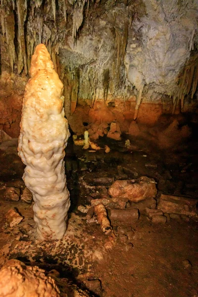 自然の素晴らしさ 北イスラエルのサラマンダー洞窟の鍾乳石や石筍の奇妙な形 — ストック写真