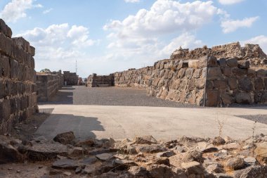 Dış duvarların kalıntıları, İsrail 'deki Ürdün Vadisi' nin yukarısındaki bir tepenin üzerindeki Belvoir Kalesi 'nin kalıntıları.