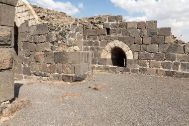 Dış duvarların kalıntıları, İsrail 'deki Ürdün Vadisi' nin yukarısındaki bir tepenin üzerindeki Belvoir Kalesi 'nin kalıntıları.