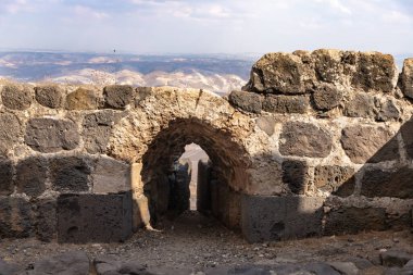 Dış duvarların kalıntıları, İsrail 'deki Ürdün Vadisi' nin yukarısındaki bir tepenin üzerindeki Belvoir Kalesi 'nin kalıntıları.