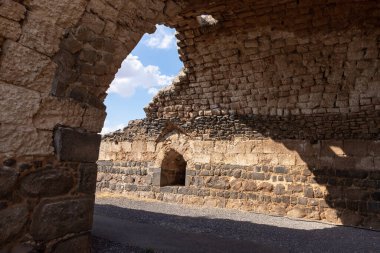 Dış duvarların kalıntıları, İsrail 'deki Ürdün Vadisi' nin yukarısındaki bir tepenin üzerindeki Belvoir Kalesi 'nin kalıntıları.