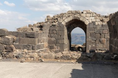 Dış duvarların kalıntıları, İsrail 'deki Ürdün Vadisi' nin yukarısındaki bir tepenin üzerindeki Belvoir Kalesi 'nin kalıntıları.