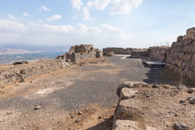 Dış duvarların kalıntıları, İsrail 'deki Ürdün Vadisi' nin yukarısındaki bir tepenin üzerindeki Belvoir Kalesi 'nin kalıntıları.