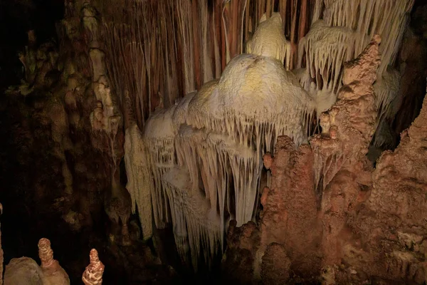 Μεγαλείο Της Φύσης Παράξενες Μορφές Σταλακτίτες Και Σταλαγμίτες Στο Σπήλαιο — Φωτογραφία Αρχείου