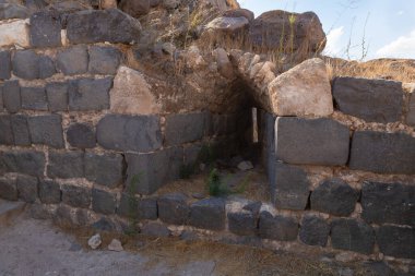 Dış duvarların kalıntıları, İsrail 'deki Ürdün Vadisi' nin yukarısındaki bir tepenin üzerindeki Belvoir Kalesi 'nin kalıntıları.