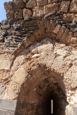 Dış duvarların kalıntıları, İsrail 'deki Ürdün Vadisi' nin yukarısındaki bir tepenin üzerindeki Belvoir Kalesi 'nin kalıntıları.