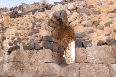 Dış duvarların kalıntıları, İsrail 'deki Ürdün Vadisi' nin yukarısındaki bir tepenin üzerindeki Belvoir Kalesi 'nin kalıntıları.