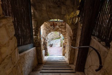 Nahariya, İsrail, 21 Ekim 2022: İsrail 'in kuzeyindeki Julis Druze köyünde batan güneşin ışınlarında, Almona Bahçeleri koleksiyonunda sergilenen sergi için evin verandasından alt avluya çıkan merdiven