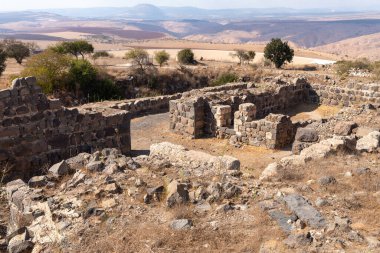 Dış duvarların kalıntıları, İsrail 'deki Ürdün Vadisi' nin yukarısındaki bir tepenin üzerindeki Belvoir Kalesi 'nin kalıntıları.