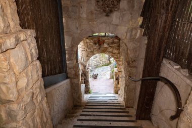 Nahariya, İsrail, 21 Ekim 2022: İsrail 'in kuzeyindeki Julis Druze köyünde batan güneşin ışınlarında, Almona Bahçeleri koleksiyonunda sergilenen sergi için evin verandasından alt avluya çıkan merdiven