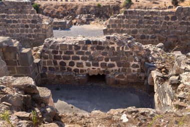 Dış duvarların kalıntıları, İsrail 'deki Ürdün Vadisi' nin yukarısındaki bir tepenin üzerindeki Belvoir Kalesi 'nin kalıntıları.