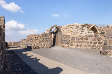 Dış duvarların kalıntıları, İsrail 'deki Ürdün Vadisi' nin yukarısındaki bir tepenin üzerindeki Belvoir Kalesi 'nin kalıntıları.