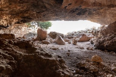İsrail 'in kuzeyindeki Tel Yodfat Ulusal Parkı' ndaki ilkel insanların yaşadığı mağaradan çıkış.