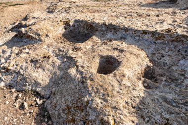 Taşa oyulmuş Niches, ilkel insanların yaşadığı mağaranın yakınında, İsrail 'in kuzeyinde, Tel Yodfat Ulusal Parkı' nda ev ihtiyaçları için oyulmuş.