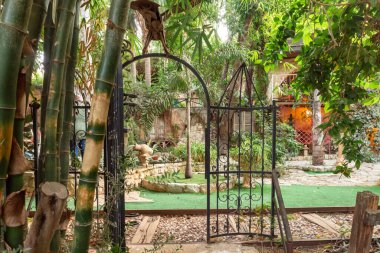 Nahariya, İsrail, 21 Ekim 2022: Almona Bahçeleri koleksiyonunda sergilenen alt bahçe, batan güneşin ışınlarında, İsrail 'in kuzeyindeki Julis Druze köyünde