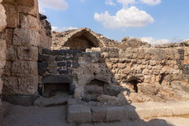 Dış duvarların kalıntıları, İsrail 'deki Ürdün Vadisi' nin yukarısındaki bir tepenin üzerindeki Belvoir Kalesi 'nin kalıntıları.