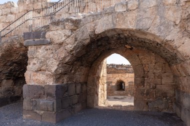 Dış duvarların kalıntıları, İsrail 'deki Ürdün Vadisi' nin yukarısındaki bir tepenin üzerindeki Belvoir Kalesi 'nin kalıntıları.