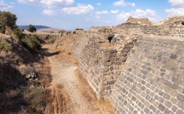 Dış duvarların kalıntıları, İsrail 'deki Ürdün Vadisi' nin yukarısındaki bir tepenin üzerindeki Belvoir Kalesi 'nin kalıntıları.