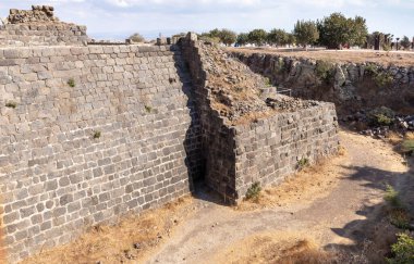 Dış duvarların kalıntıları, İsrail 'deki Ürdün Vadisi' nin yukarısındaki bir tepenin üzerindeki Belvoir Kalesi 'nin kalıntıları.