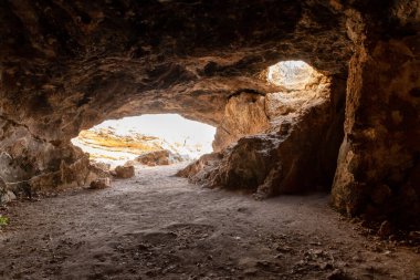 İsrail 'in kuzeyindeki Tel Yodfat Ulusal Parkı' ndaki ilkel insanların yaşadığı mağaradan çıkış.